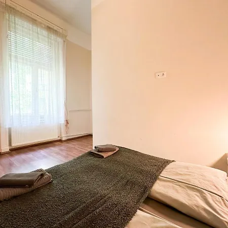 Daire Stylish 1br - Flora's House Budapeşte