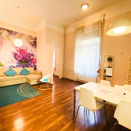 Daire Stylish 1br - Flora's House *